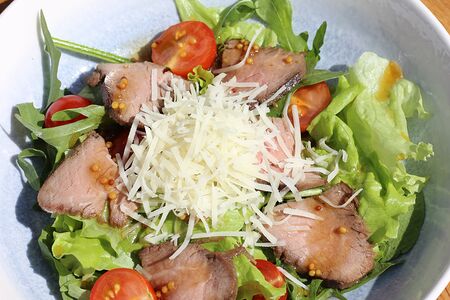 Салат с ростбифом