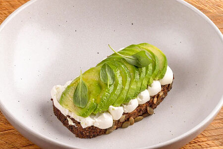 Авокадо-тост с киноа и сыром