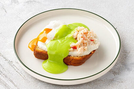 Бенедикт на бриоши с крабом и лаймовым соусом