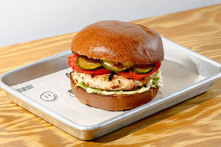 Бургер с индейкой и соусом блю-чиз