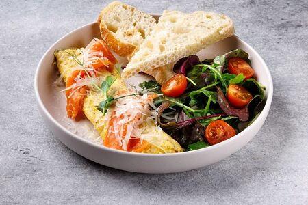 Омлет с лососем