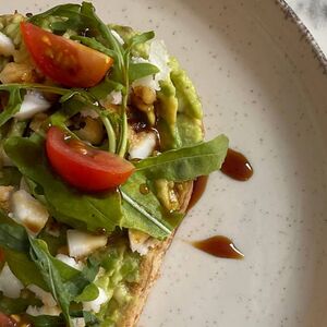 Тосты с вегетарианским сыром фета и авокадо