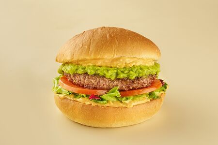 Бургер с соусом Гуакамоле