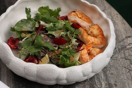 Тигровые креветки с авокадо