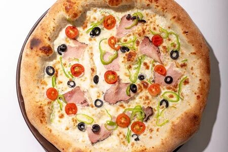 С беконом, маслинами и болгарским перцем