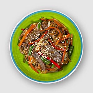 Говядина с яичной лапшой в пикантном соусе