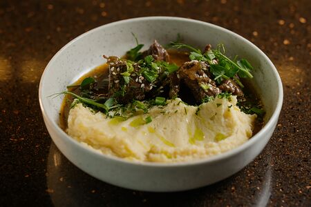 Телячьи щечки с горчичным пюре