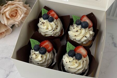 Капкейки с ягодами коричневые 