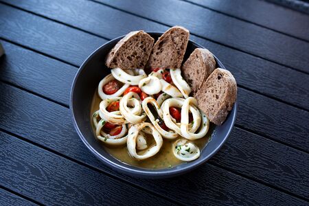 Кальмар с чиабаттой и винным соусом 