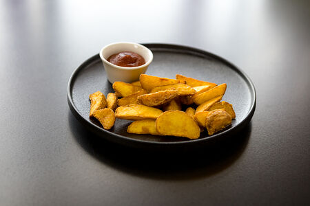 Картофельные дольки с кетчупом