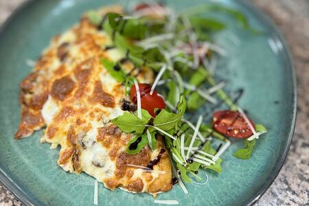 Куриная отбивная с лесными грибами и запеченным сыром