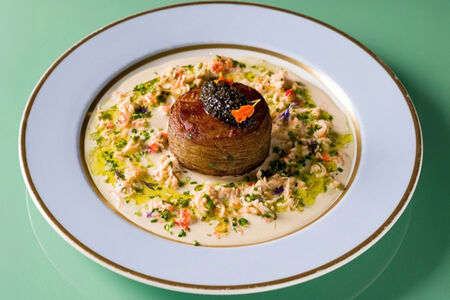 Картофельный гратен с камчатским крабом и черной икрой