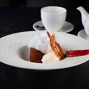 Шоколадный фондан с ванильным мороженым и малиновым кули