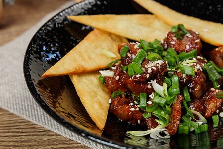 Куринные сердечки с чипсами из тортильи