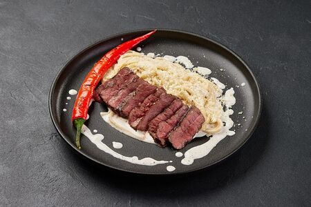 Стейк с пастой в перечном соусе