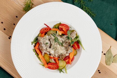 Теплый салат с печенью цыпленка