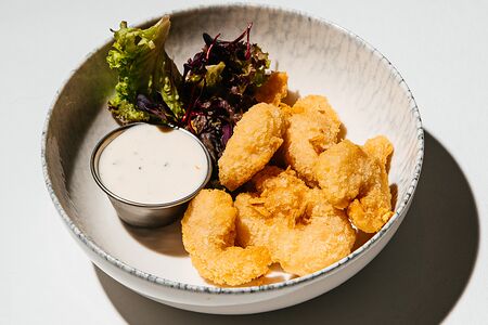 Хрустящие креветки с соусом Блю чиз