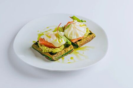 Шпинатная вафля с лососем