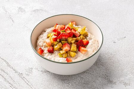 Каша овсяная с яблоком и клубникой