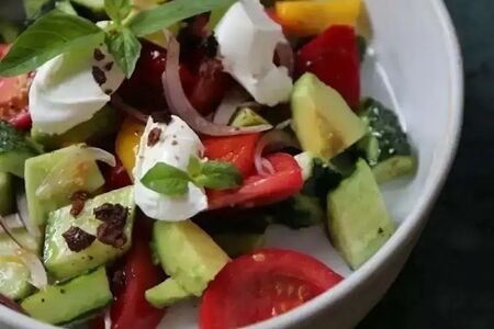 Салат из свежих овощей с творожным сыром