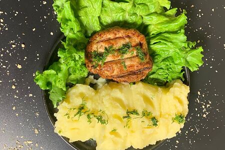 Пюре с котлетой