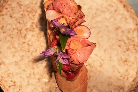 Брускетта с ростбифом и печеным перцем