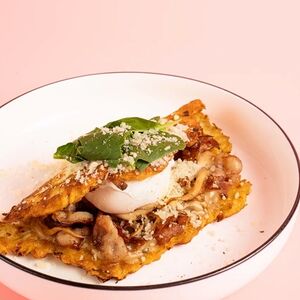 Драник с яйцом пашот, вешенками и беконом