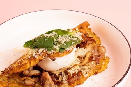 Драник с яйцом пашот, вешенками и беконом