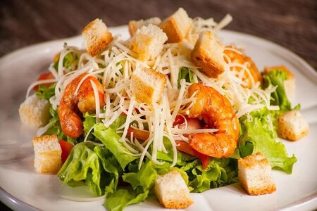 Салат Enjoy Цезарь с креветкой