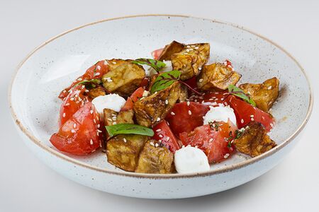 Салат с хрустящими баклажанами и помидорами 