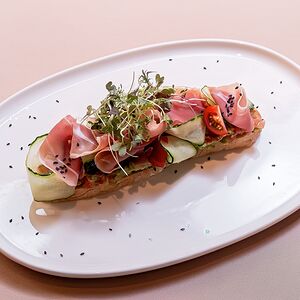 Тост с кремом из авокадо и прошутто крудо