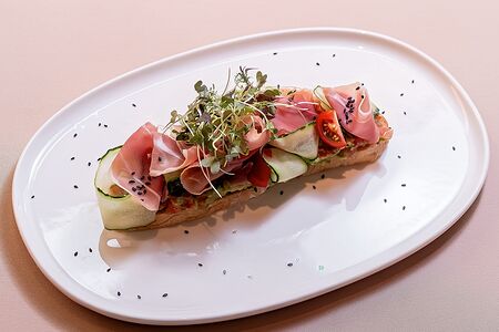 Тост с кремом из авокадо и прошутто крудо