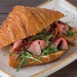 Круассан с ростбифом