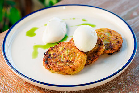 Оладьи из цукини с яйцом пашот