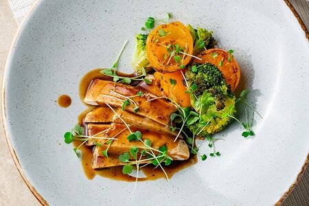 Цыпленок с брокколи в перечном соусе