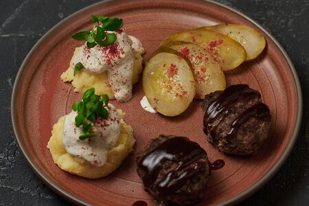 Котлетки из мраморной говядины с картофельным пюре