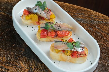 Тапасы с анчоусом и копченым перцем