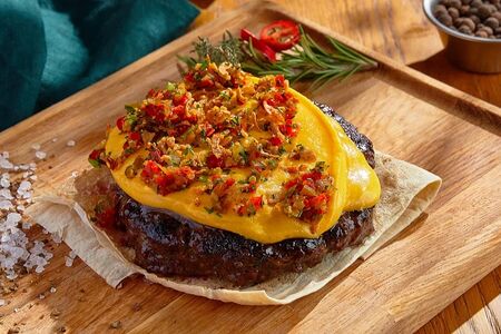 Рубленый стейк с сыром чеддер