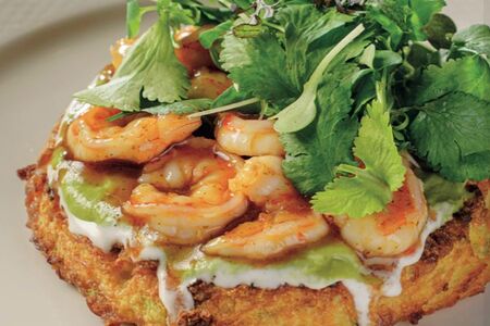 Драник кабачково-картофельный с гуакамоле из авокадо и тигровыми креветками