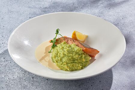 Филе форели на ольховых ветках