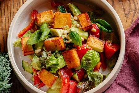 Зелёный салат с томатами, жареным халуми и гуакамоле