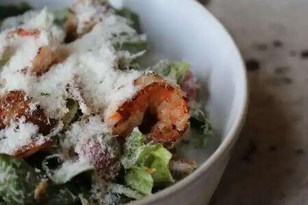 Салат Цезарь с креветками