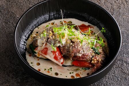 Говядина с жареными овощами и кешью в соусе дорблю