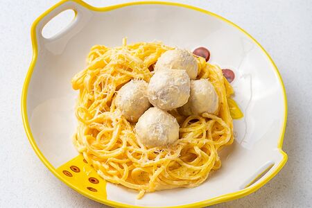 Спагетти в сырном соусе с фрикадельками 