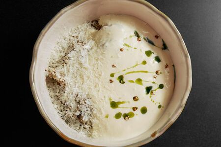 Гречневая каша с грибами, курицей, пармезаном и голландским соусом