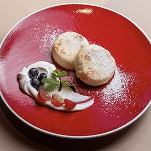 Сырники из домашней рикотты со сметаной и ягодами