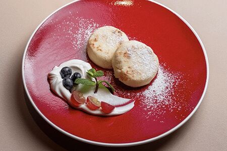 Сырники из домашней рикотты со сметаной и ягодами