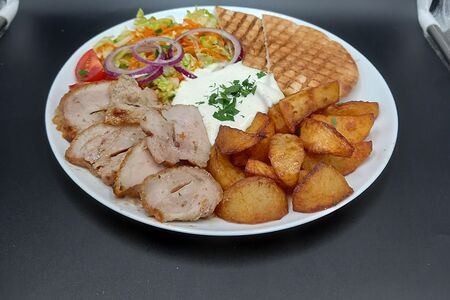 Шаверма куриная на тарелке