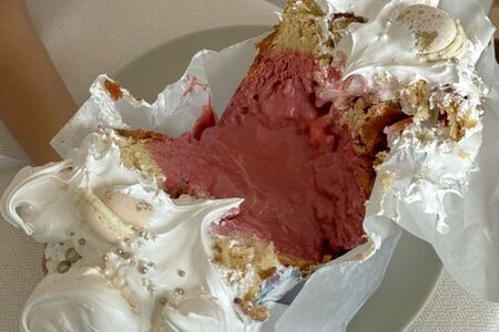 Кулич с итальянскими цукатами и вишневым кремом на пюре из вишни (средний)