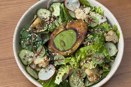 Зеленый салат с авокадо и редисом